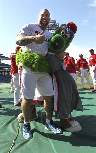 Game of Thrones actor "The Mountain" takes batting practice with Phillies | iNFOnews.ca