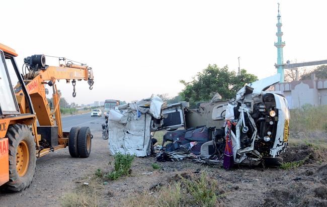 14 killed in highway crash in India; 4 critically injured | iNFOnews.ca CP159234879