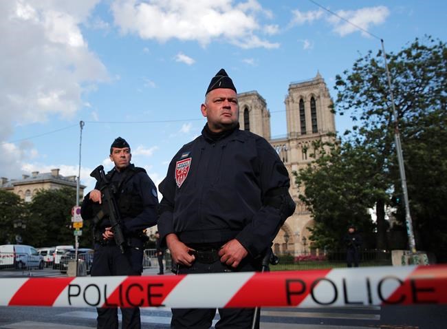 Man attacks Paris police with tool at Notre Dame 'for Syria' | iNFOnews.ca
