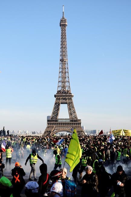 French yellow vest protesters seek momentum on 15th week | iNFOnews.ca