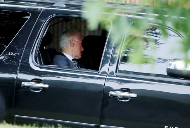Clintons break from campaign to attend Rhode Island funeral | iNFOnews.ca