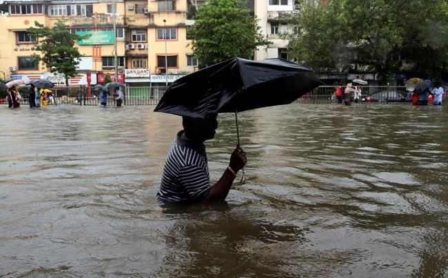 Torrential rains bring India's financial hub to a halt | iNFOnews.ca Torrential rains bring India's financial hub to a halt | iNFOnews.ca