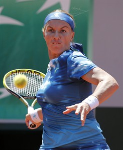Serena Williams rallies past Svetlana Kuznetsova in French Open quarterfinals, 6-1, 3-6, 6-3 | iNFOnews.ca Serena Williams rallies past Svetlana Kuznetsova in French Open quarterfinals, 6-1, 3-6, 6-3 | iNFOnews.ca