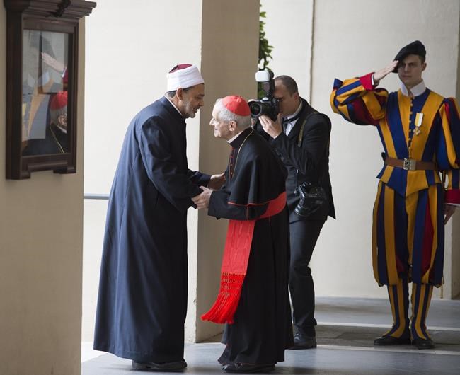Pope embraces Al-Azhar imam in sign of renewed relations | iNFOnews.ca Pope embraces Al-Azhar imam in sign of renewed relations | iNFOnews.ca