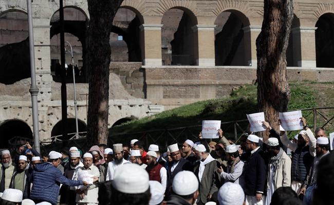 Muslims protest in front of Colosseum over mosque closures | iNFOnews.ca