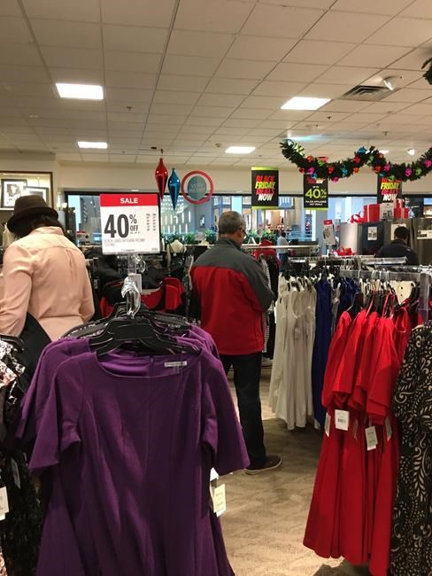 Dry weekend draws shoppers even as online sales boom | iNFOnews.ca