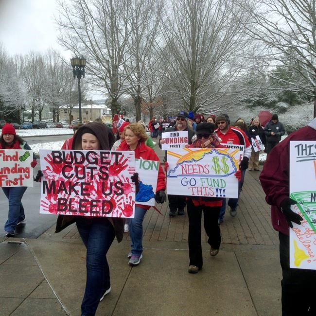 Kentucky teachers try to keep heat on state lawmakers | iNFOnews.ca Kentucky teachers try to keep heat on state lawmakers | iNFOnews.ca