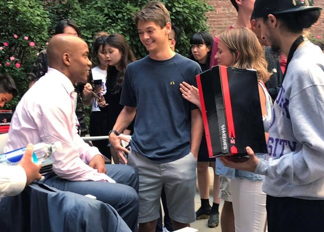 Stephon Marbury has emotional moment with Beijing fan at Q&A | iNFOnews.ca Stephon Marbury has emotional moment with Beijing fan at Q&A | iNFOnews.ca