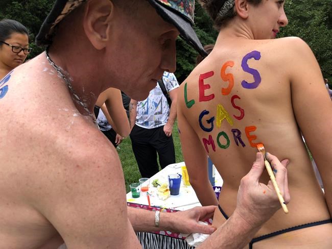 Hundreds of fun-loving Philadelphia bicyclists ride nude | iNFOnews.ca