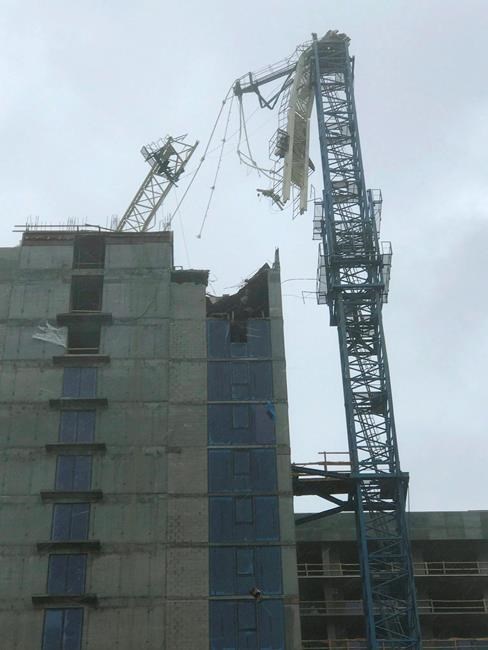 2 huge cranes atop Miami high-rises collapse in Irma's winds | iNFOnews.ca
