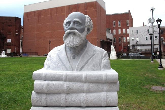 Sculpture honours 1st Black president of an American college | iNFOnews.ca