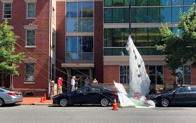 Airplane-towed banner falls in NJ, smashes car window | iNFOnews.ca
