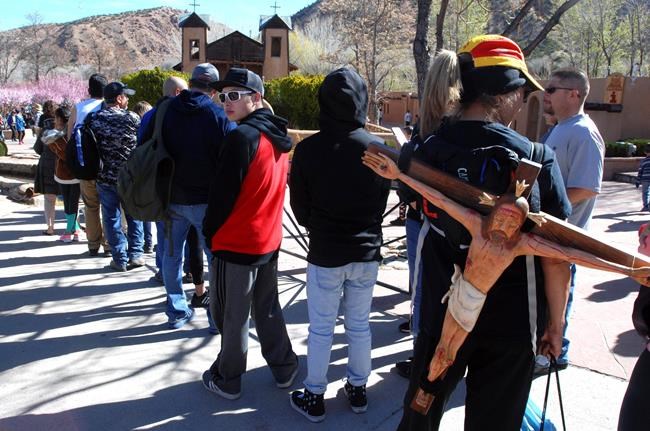 Throngs trek to adobe church in New Mexico on Good Friday | iNFOnews.ca CP1709371430