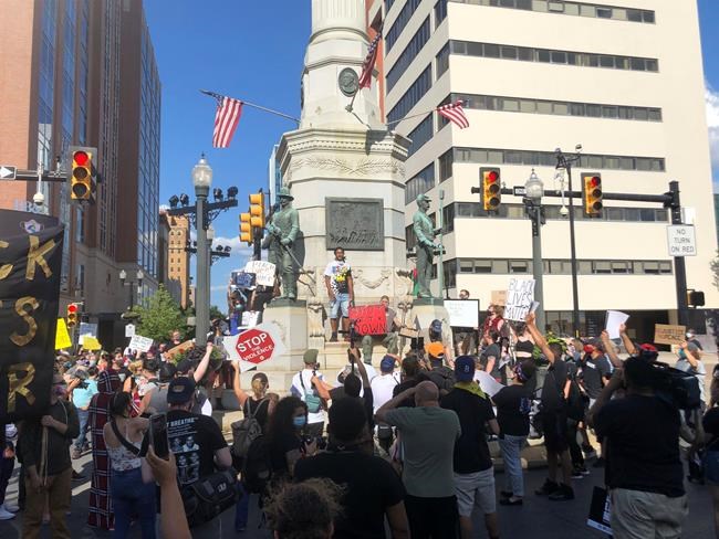 Protest in Pennsylvania after cop uses knee to restrain man | iNFOnews.ca Protest in Pennsylvania after cop uses knee to restrain man | iNFOnews.ca