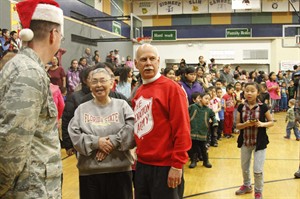 Volunteers bring Christmas to remote Inupiat Eskimo village in Alaska, including rare apples | iNFOnews.ca CP31038299