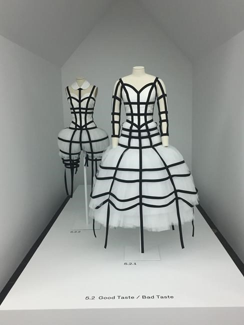 Met Gala: Inside, it's hard not to step on someone's dress | iNFOnews.ca Met Gala: Inside, it's hard not to step on someone's dress | iNFOnews.ca