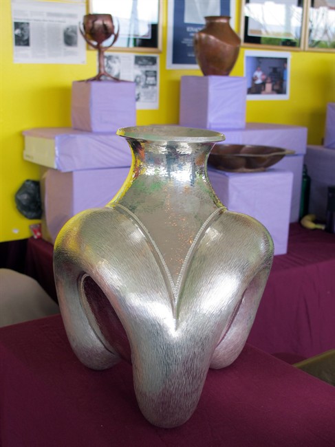 International art market draws thousands to New Mexico; sales on track to top 2014 record | iNFOnews.ca