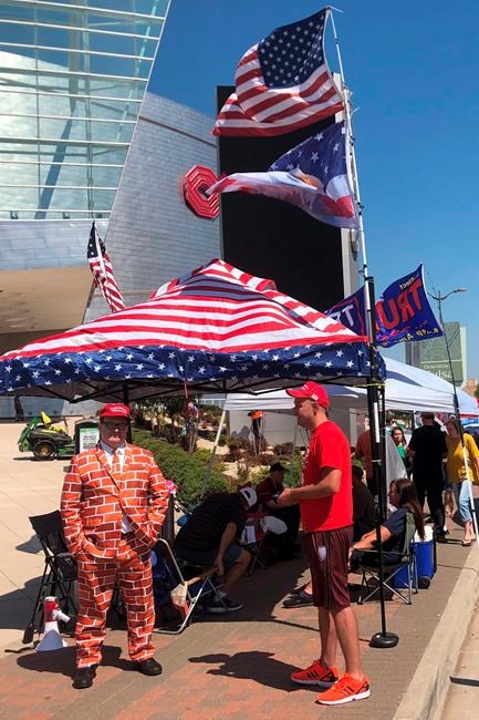 Heat, virus no deterrent for Trump fans camped outside arena | iNFOnews.ca