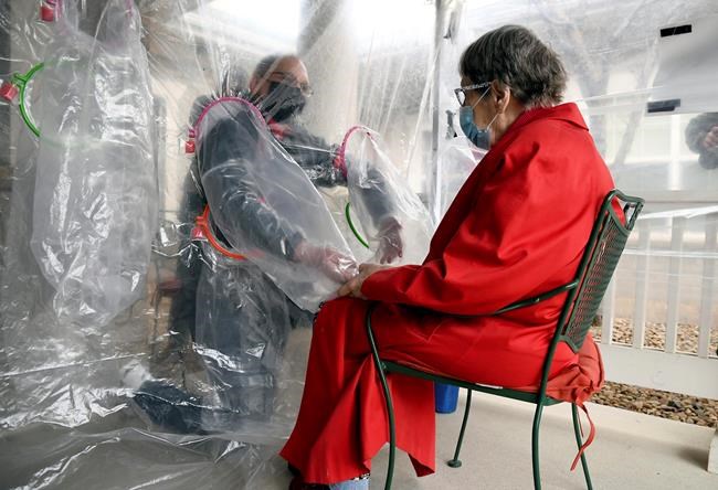 'Hug tent' provides safe embraces at Colorado elderly home | iNFOnews.ca