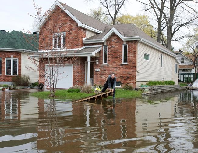Quebec floods: water levels down but heavy rain expected on the weekend | iNFOnews.ca CP348511309