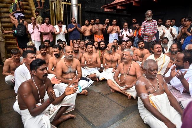 Indian temple priests turn back women, defying court ruling | iNFOnews.ca