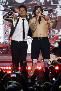 Red Hot Chili Peppers talk Super Bowl halftime performance, working with Bruno Mars | iNFOnews.ca