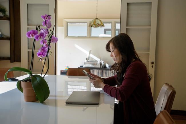 Doctors turn to thumbs for diagnosis and treatment by text | iNFOnews.ca Doctors turn to thumbs for diagnosis and treatment by text | iNFOnews.ca