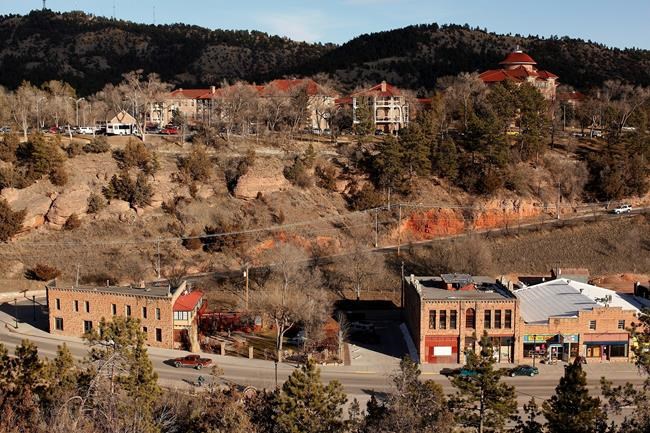 Noem sees Hot Springs as vacation destination for veterans | iNFOnews.ca Noem sees Hot Springs as vacation destination for veterans | iNFOnews.ca