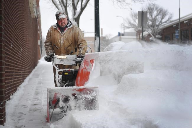 Snow closes school districts, delays travel in Upper Midwest | iNFOnews.ca