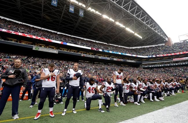 Most Texans kneel during anthem after owner's comments | iNFOnews.ca