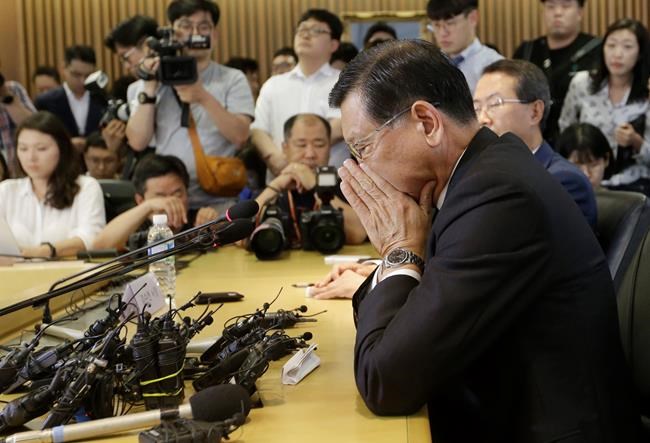 Asiana chair apologizes for flights lacking meals, suicide | iNFOnews.ca Asiana chair apologizes for flights lacking meals, suicide | iNFOnews.ca