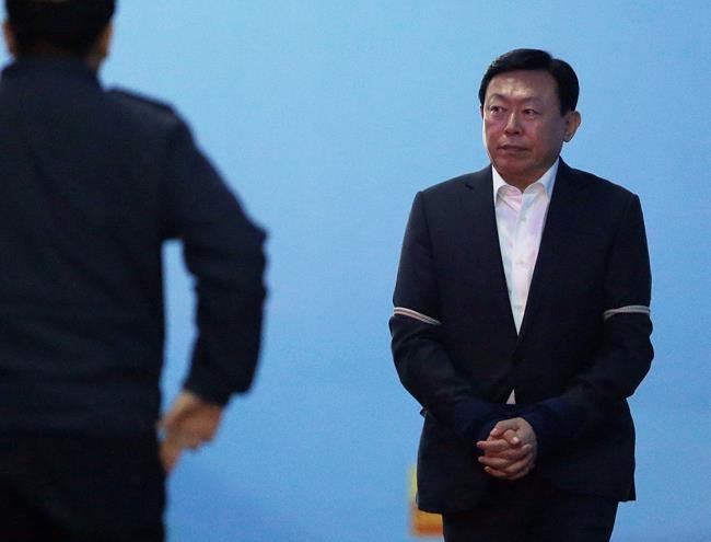 Friend of ex-S. Korean president, Lotte chairman get prison | iNFOnews.ca Friend of ex-S. Korean president, Lotte chairman get prison | iNFOnews.ca