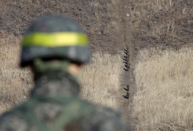 Korean border troops verify removal of each other's posts | iNFOnews.ca Korean border troops verify removal of each other's posts | iNFOnews.ca