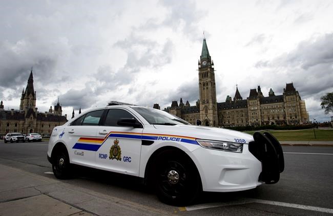 Security forces scramble as man approaches ceremonial guard on Parliament Hill | iNFOnews.ca Security forces scramble as man approaches ceremonial guard on Parliament Hill | iNFOnews.ca