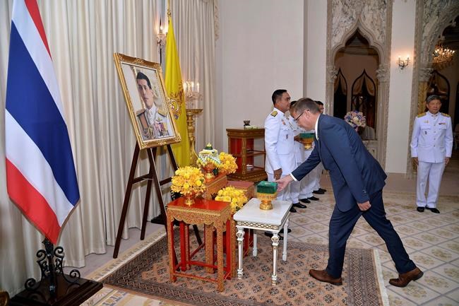 Aussie doctors bestowed Thai royal honours for cave rescue | iNFOnews.ca