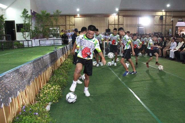 After rescue, soccer boys pray for protection at Thai temple | iNFOnews.ca CP1124495832