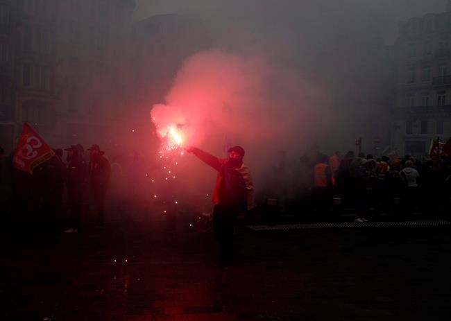 Paris police arrest scores amid strike over pension reform | iNFOnews.ca