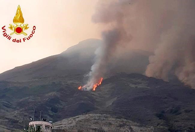 Italy's Stromboli volcano erupts anew, spewing fiery lava | iNFOnews.ca