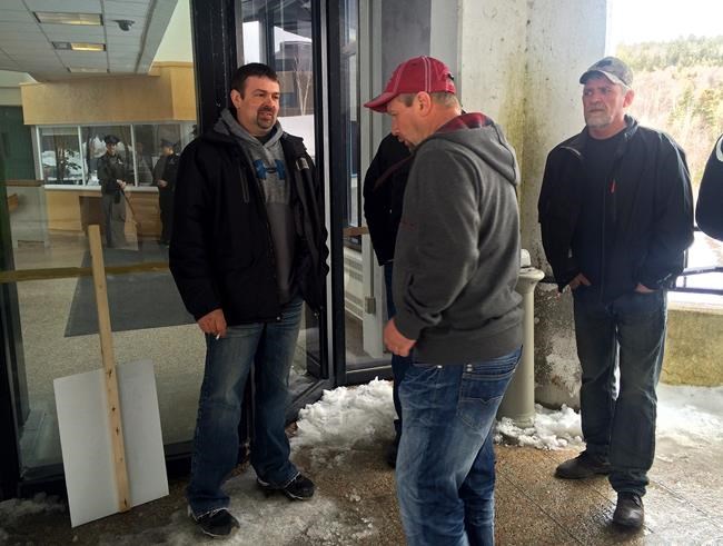 Protesting fishermen break into federal office over access to shrimp | iNFOnews.ca