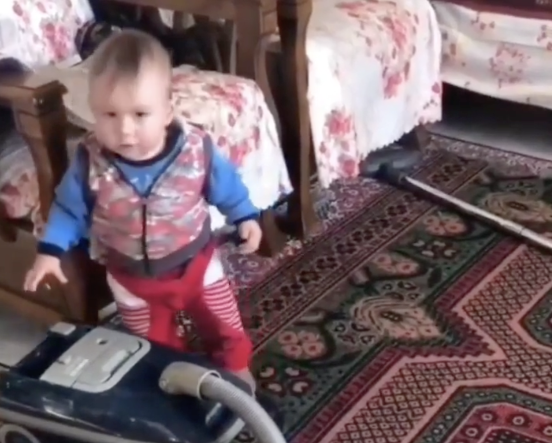 TRENDING NOW: Toddler is a housework superstar | iNFOnews.ca