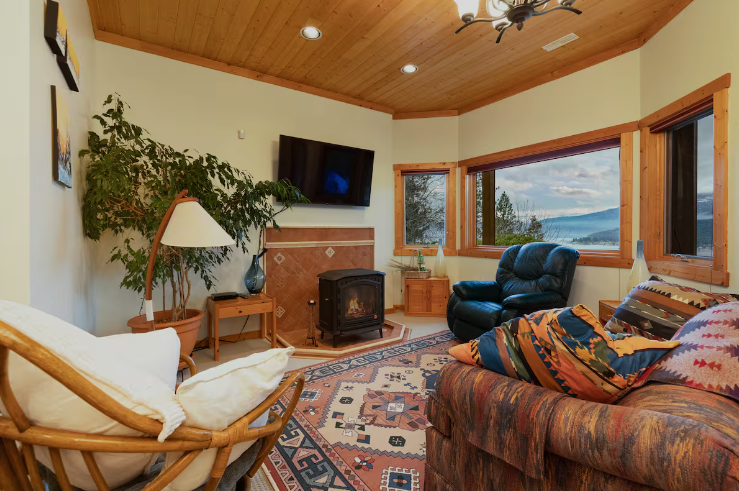 A living room at then Elsken B&B in Vernon.