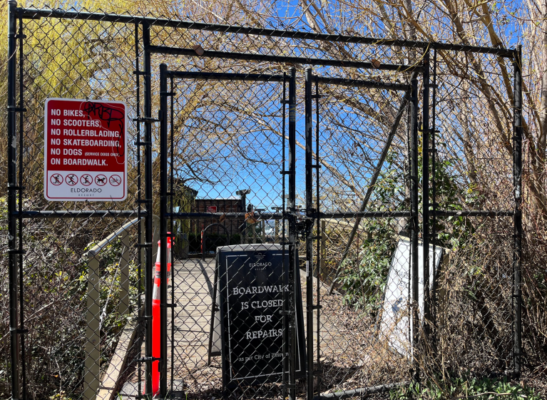 City of Kelowna won’t open the gates as lakefront hotel locks public out of boardwalk | iNFOnews.ca