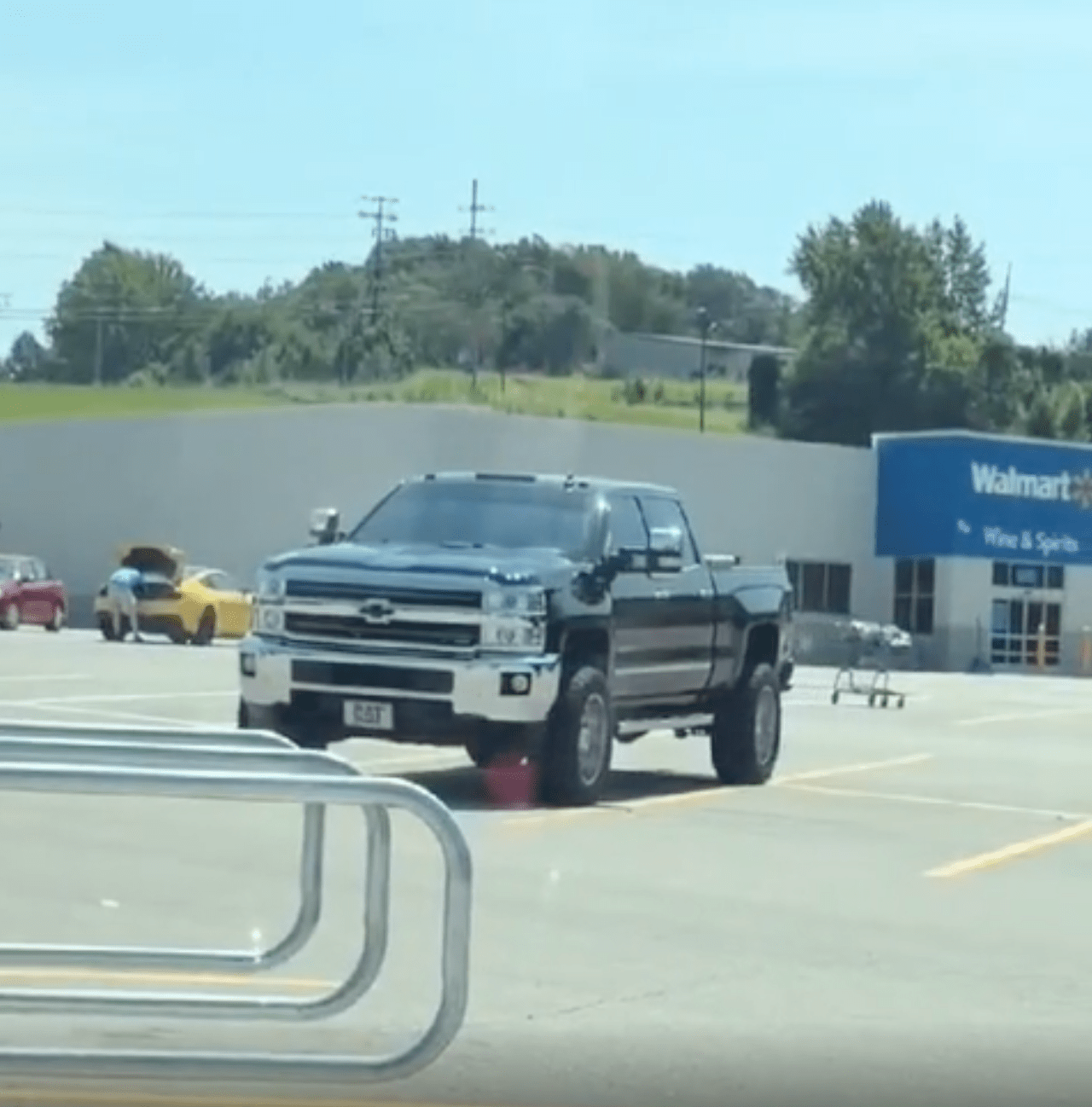 TRENDING NOW: Escaped grocery cart gets play-by-play