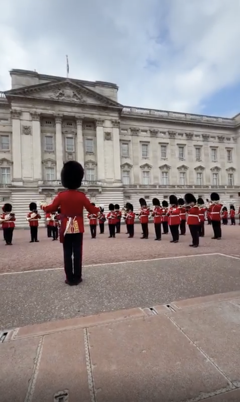 TRENDING NOW: Buckingham Palace guard honour Dolly Parton | iNFOnews.ca TRENDING NOW: Buckingham Palace guard honour Dolly Parton | iNFOnews.ca