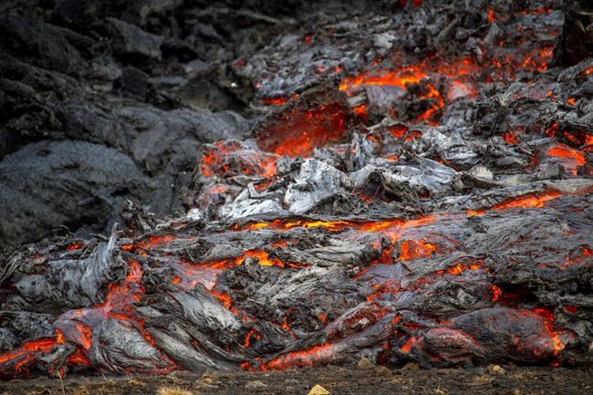 Crowds flock to Iceland volcano for a closer glimpse of lava | iNFOnews.ca CP828084716