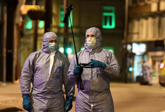 Man wearing fake bomb stabs 2 in London and is shot to death | iNFOnews.ca Man wearing fake bomb stabs 2 in London and is shot to death | iNFOnews.ca