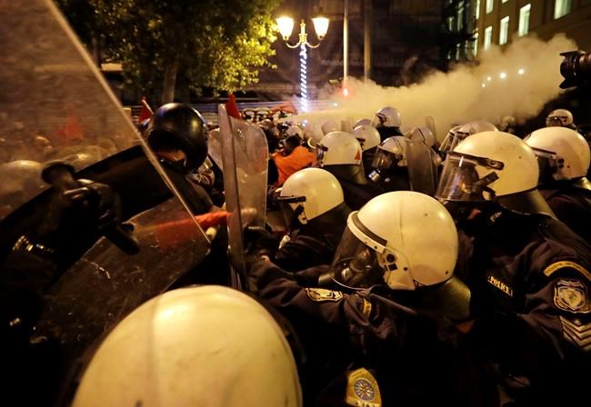 Tear gas as anti-Obama protesters clash with Greek police | iNFOnews.ca