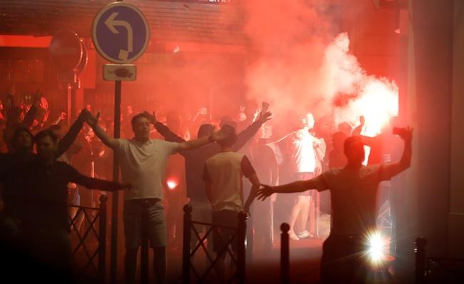 Police use tear gas to disperse English soccer fans | iNFOnews.ca Police use tear gas to disperse English soccer fans | iNFOnews.ca