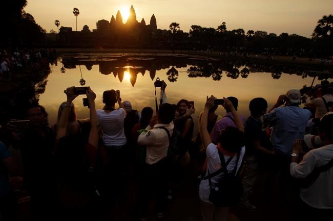Archaeologists at Angkor Wat find large buried statue | iNFOnews.ca Archaeologists at Angkor Wat find large buried statue | iNFOnews.ca