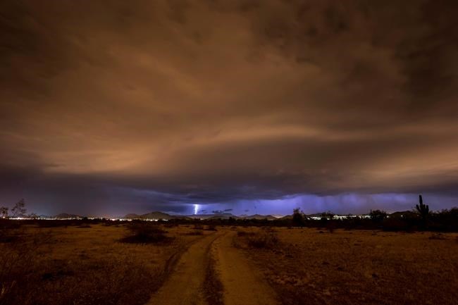 Strong storms divert planes from Phoenix, flood highways | iNFOnews.ca Strong storms divert planes from Phoenix, flood highways | iNFOnews.ca